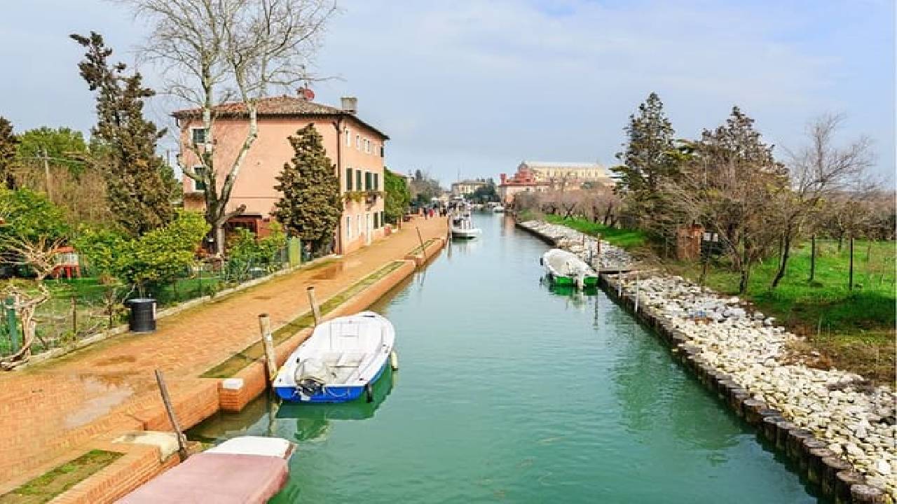 Venice: Panoramic Island Tour of Murano, Burano & Torcello