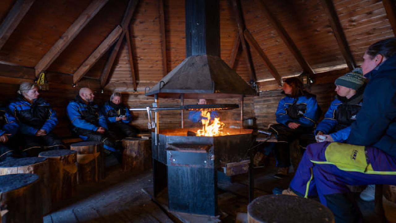 Husky Safari Winter Tour & Barbeque - 6-10 km Self-Driving Mushing - Small Group