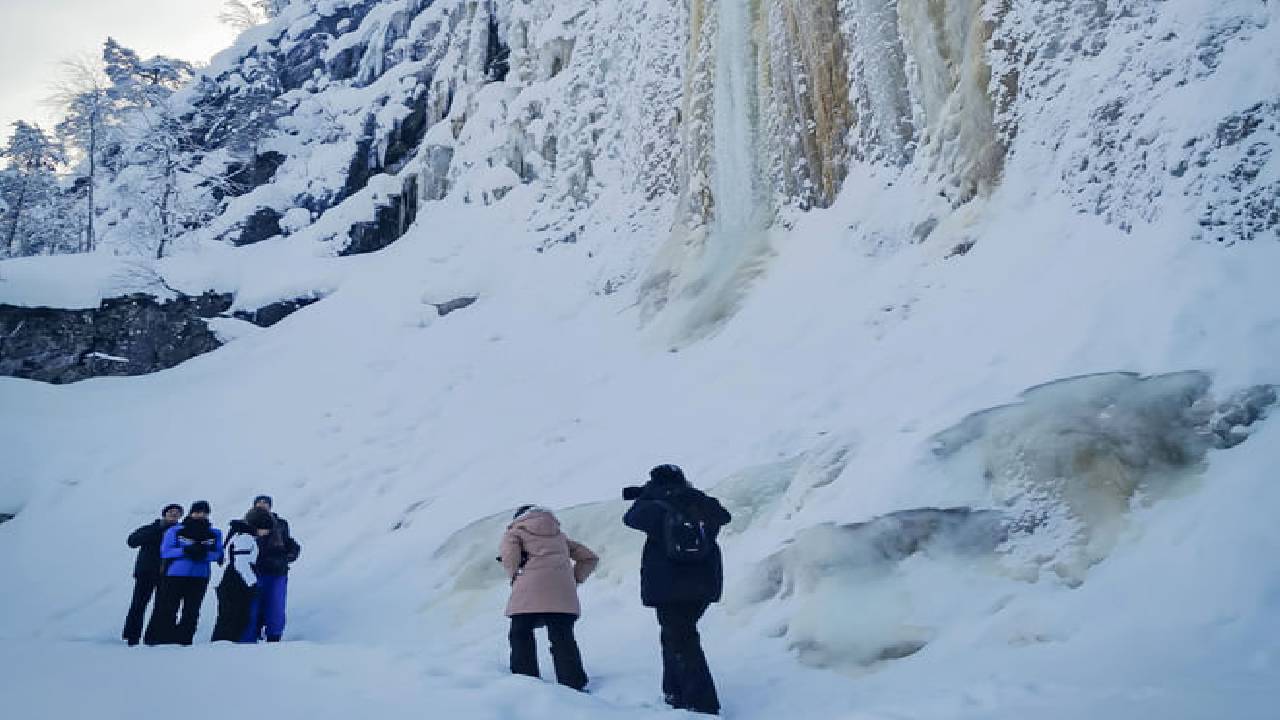 Korouoma Frozen Waterfalls Hike Tour & Barbeque - Small Group