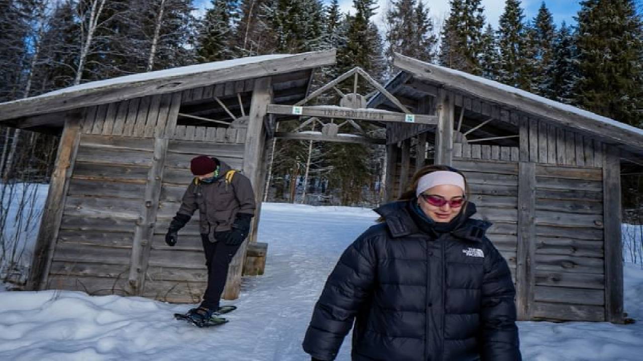 Snowshoe Adventure at Vikaköngäs & Barbeque - Small Group