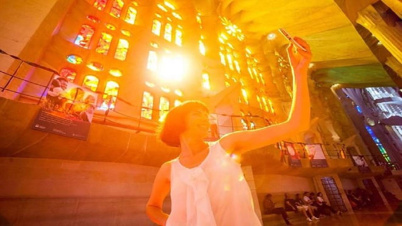 Sagrada Familia: Fast-Track Ticket and Audio Tour on Mobile App (ES)