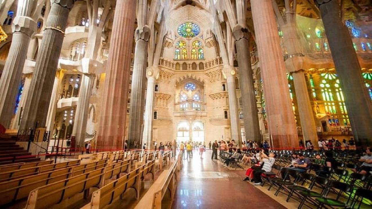 Sagrada Familia: Fast-Track Ticket and Audio Tour on Mobile App (ES)