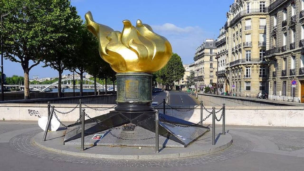 Discovering Paris: Walking Audio Tour along the River Seine