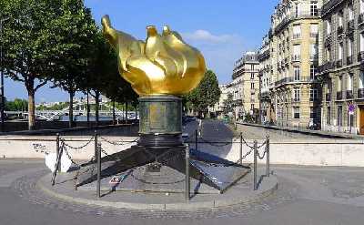 Sights of Paris Walking Audio Tour: Eiffel Tower, Seine, Arc de Triomphe & More