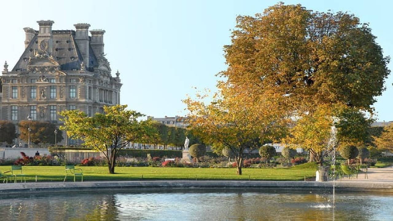 Discovering Paris: Walking Audio Tour along the River Seine