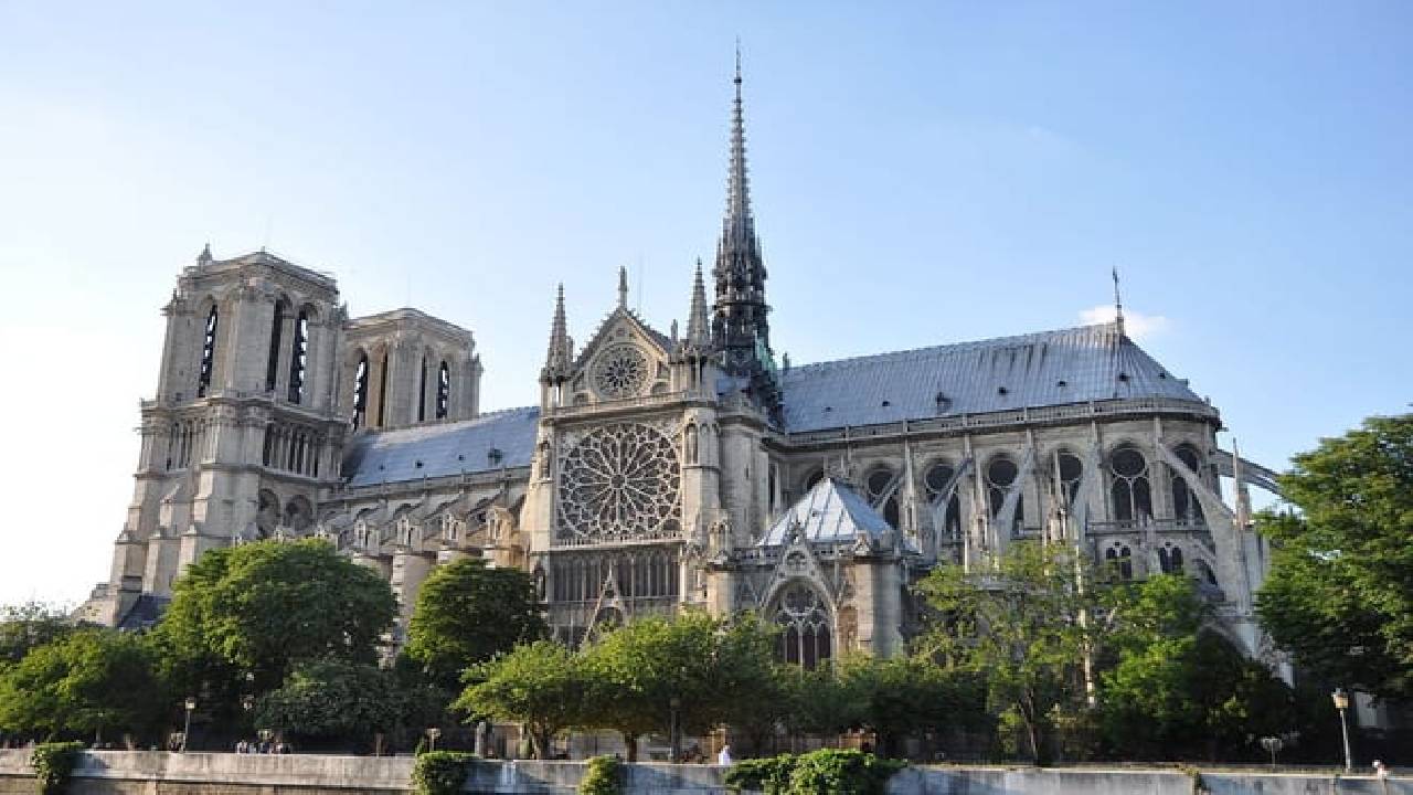 Discovering Paris: Walking Audio Tour along the River Seine