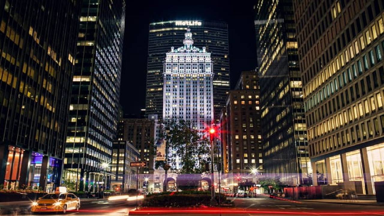 Marvel Universe in New York: Walking Audio Tour with Famous Superheroes and Supervillains