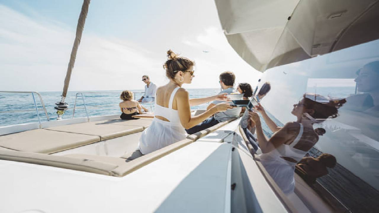 2 hours private luxury catamaran Barcelona (Bali 4.1)