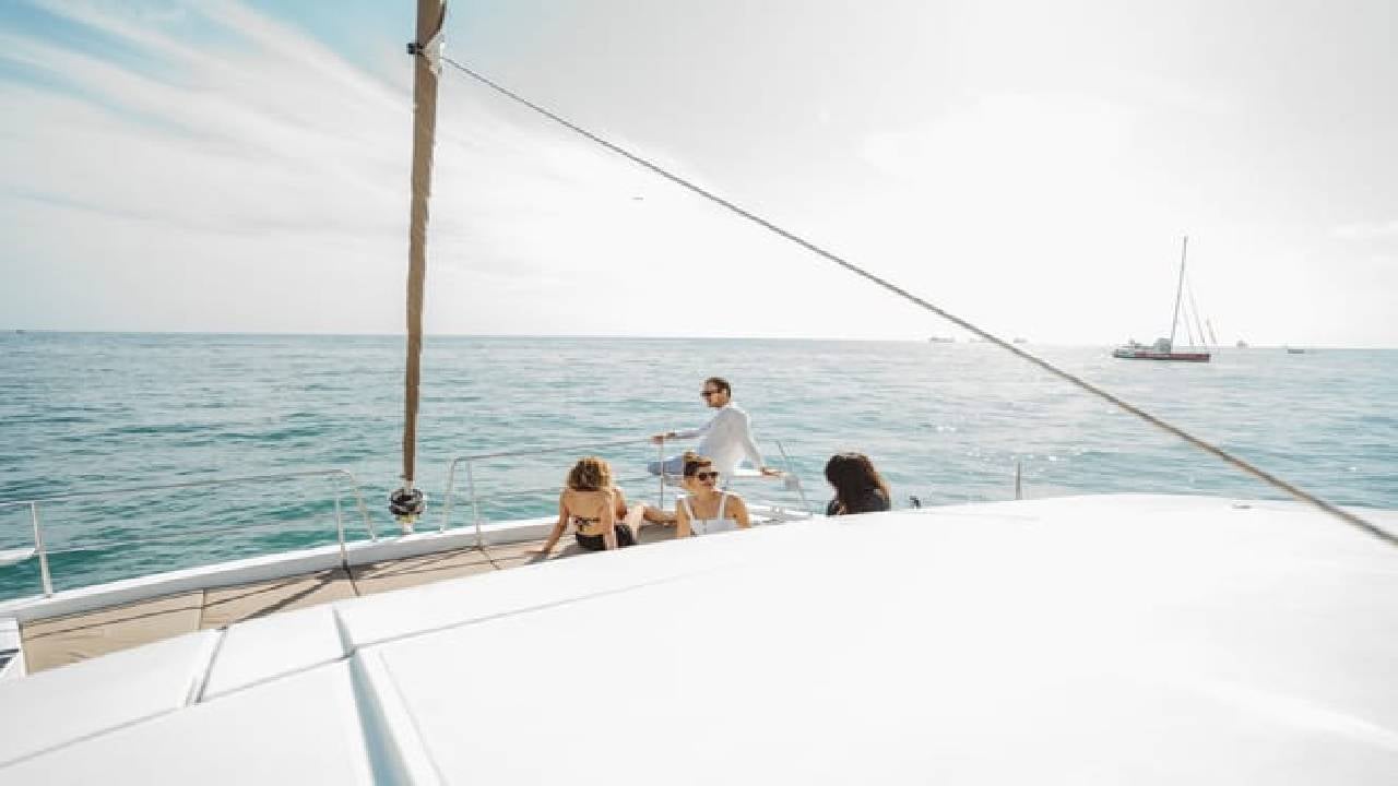 2 hours private luxury catamaran Barcelona (Bali 4.1)