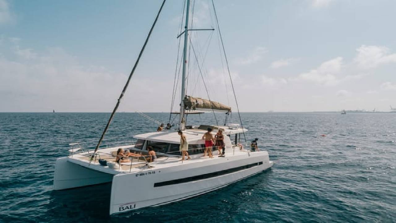 2 hours private luxury catamaran Barcelona (Bali 4.1)