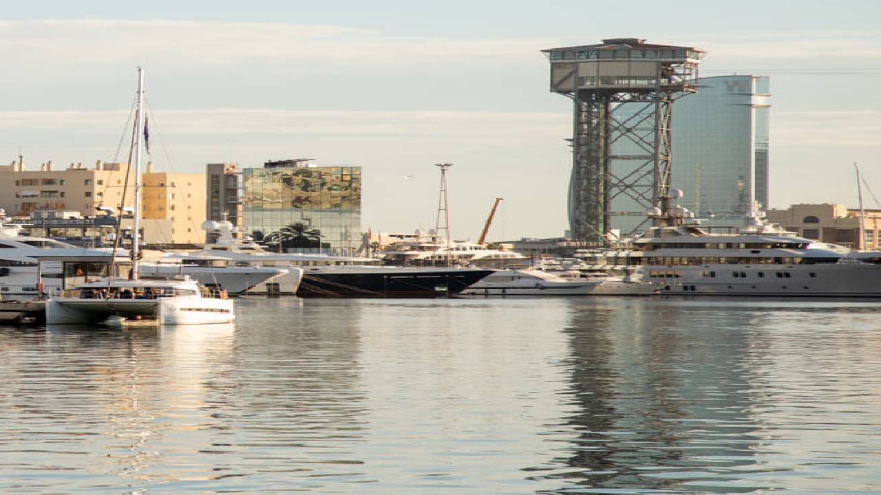 2 hours private luxury catamaran Barcelona (Bali 4.2)