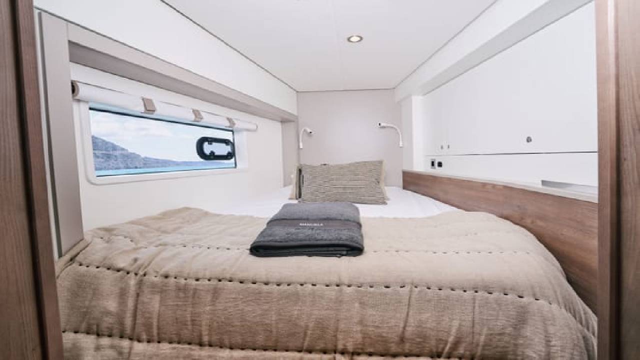 2 hours private luxury catamaran Barcelona (Bali 4.2)