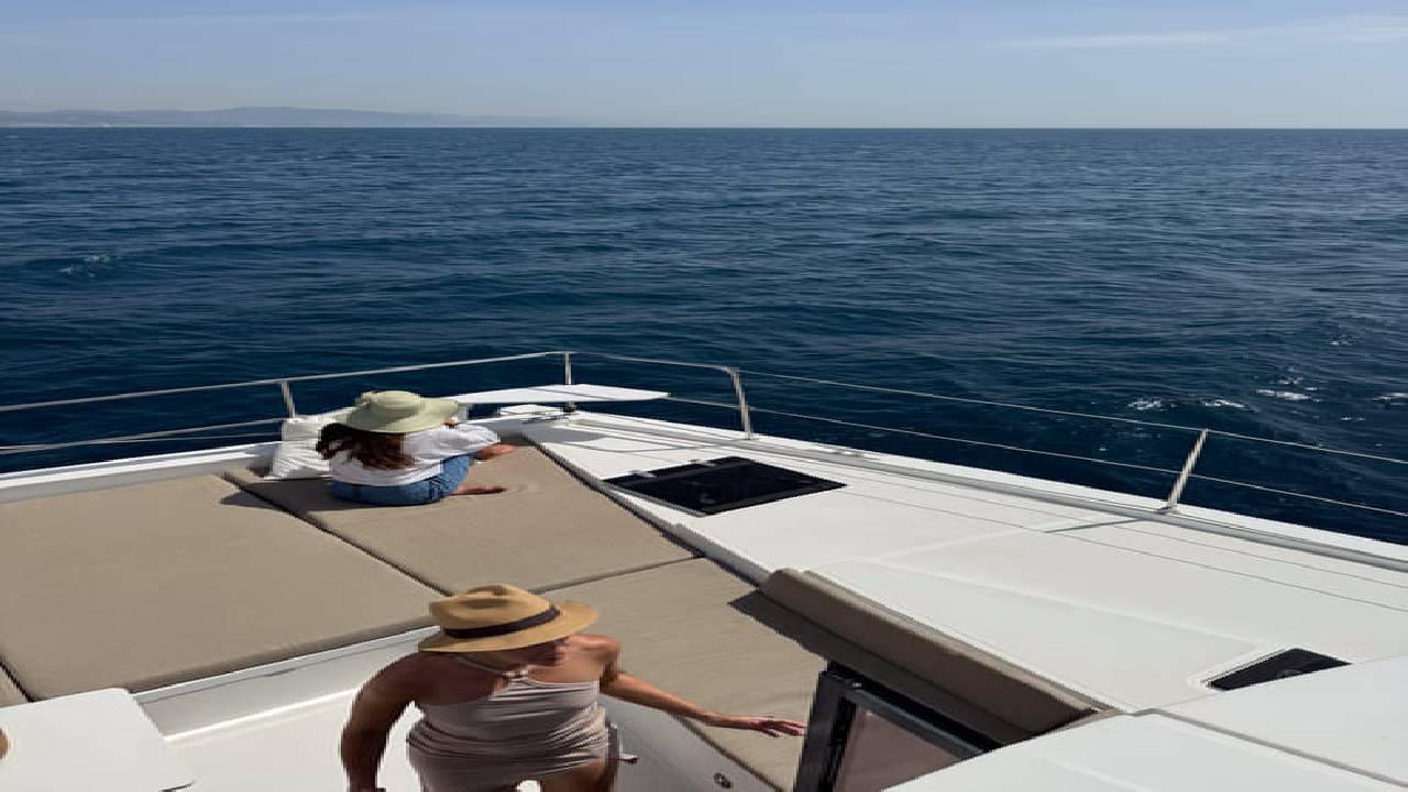 2 hours private luxury catamaran Barcelona (Bali 4.2)