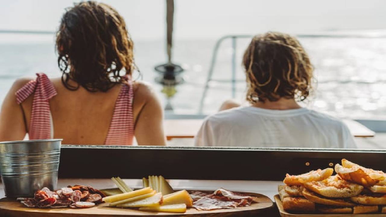 3 hours private luxury catamaran Barcelona (Bali 4.1)