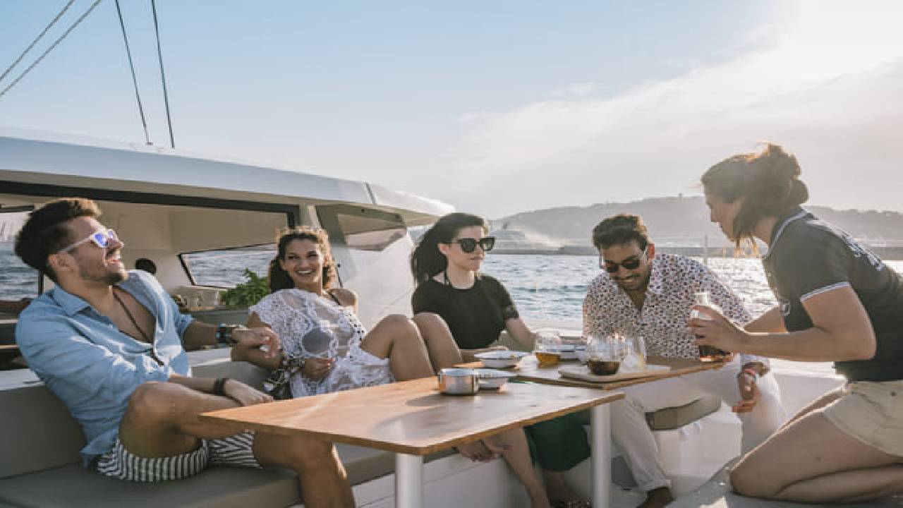 3 hours private luxury catamaran Barcelona (Bali 4.1)