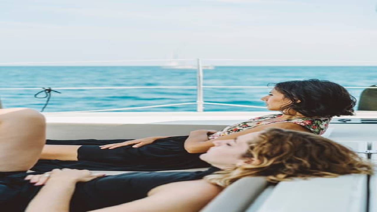 4 hours private luxury catamaran Barcelona (Bali 4.1)