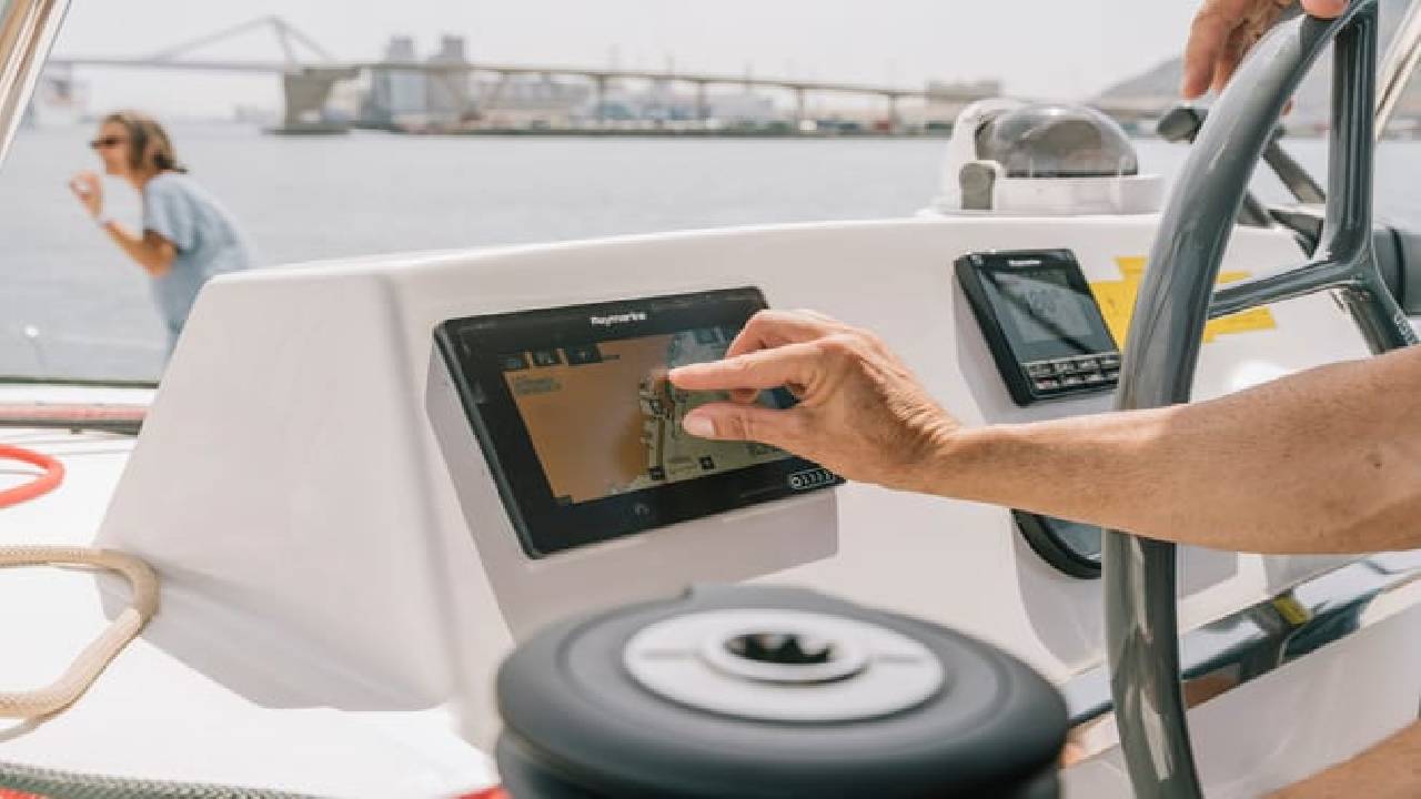 4 hours private luxury catamaran Barcelona (Bali 4.1)