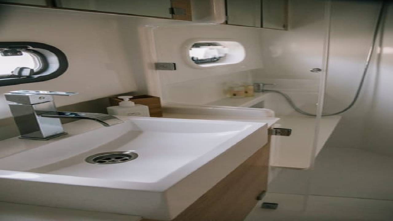 4 hours private luxury catamaran Barcelona (Bali 4.1)