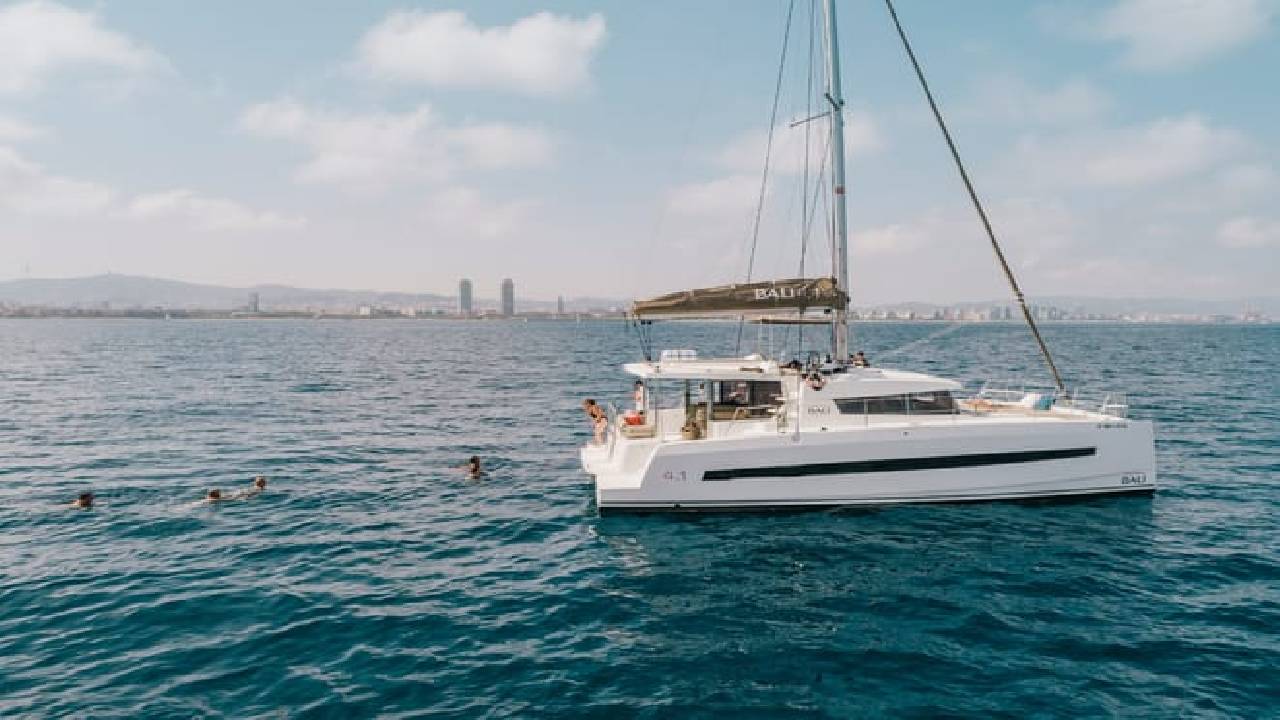 4 hours private luxury catamaran Barcelona (Bali 4.1)