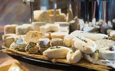 Bordeaux Old Town & Market Food Tour