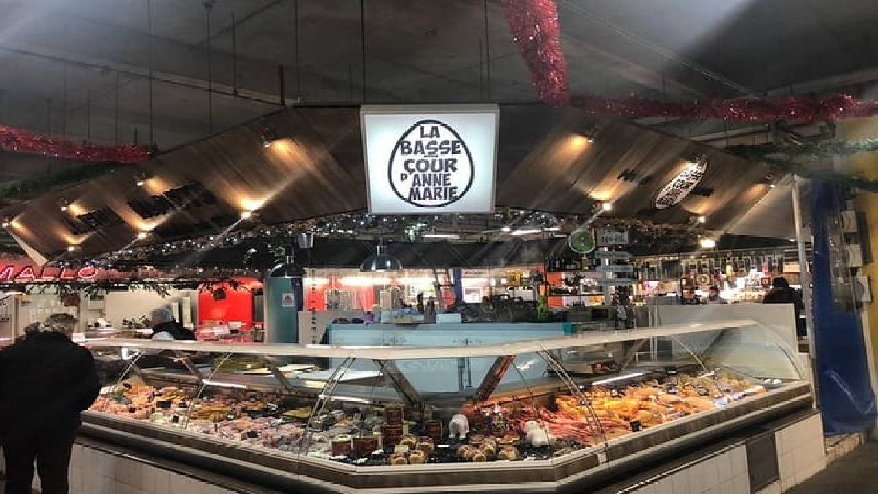 Wine, Sweet and Savory Food Private Walking Tour in Bordeaux