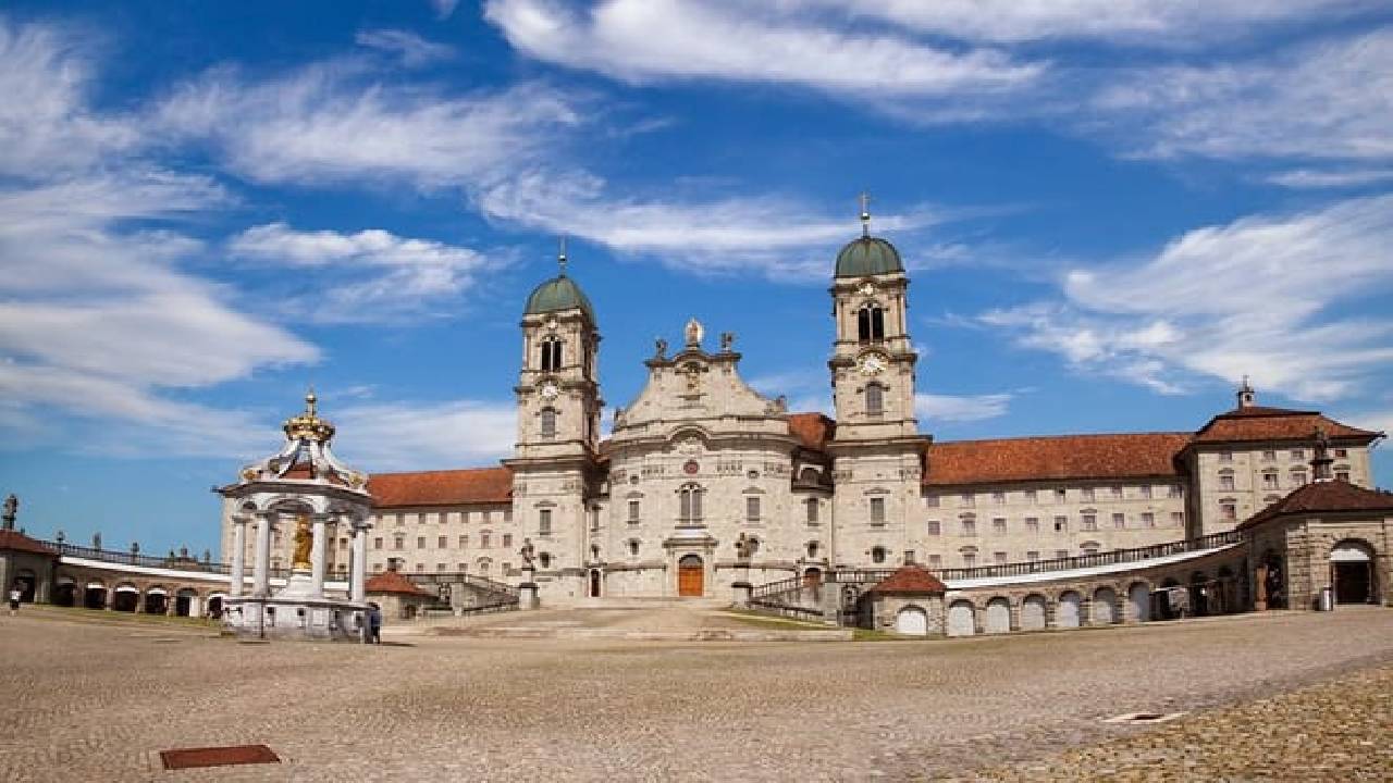 Zurich, Einsiedeln and Rapperswil by private vehicle and boat (Private Tour)!