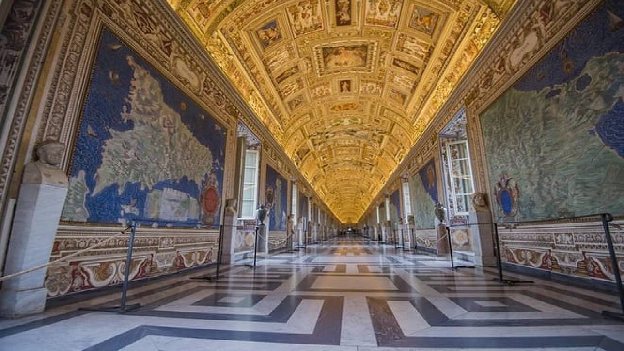 Rome 24-Hour Hop-On Hop-Off Bus + Vatican Museum & Sistine Chapel Tickets