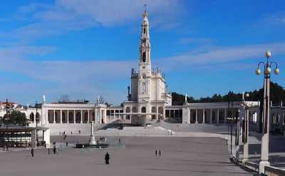 Day Trip from Lisbon: Fátima, Nazaré, Batalha and Óbidos 