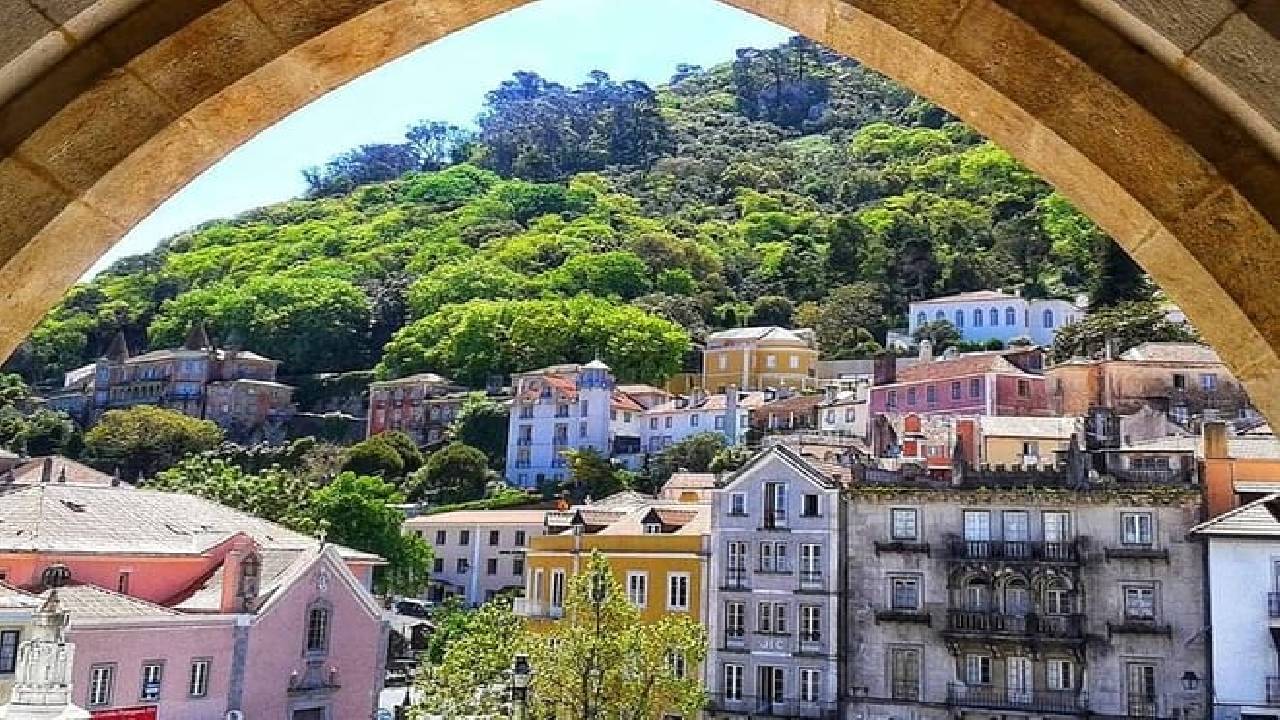 Lisbon: Guided tour of Sintra, Pena, Cabo da Roca & Cascais