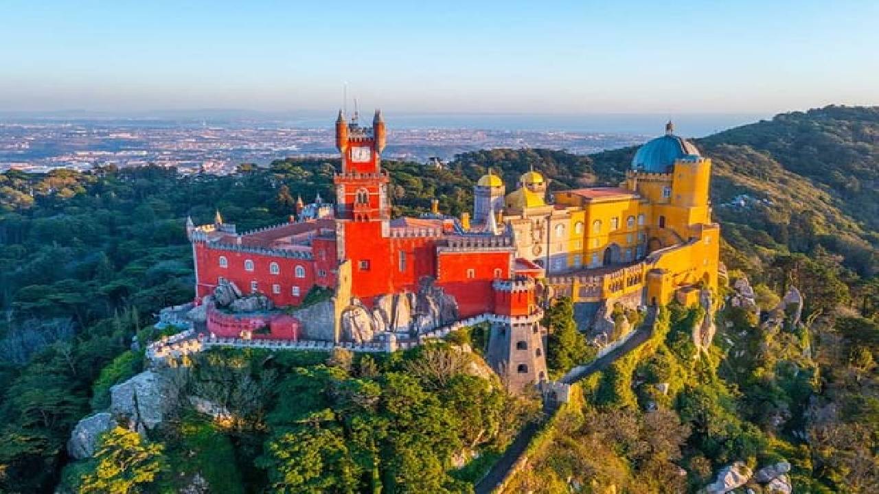 Lisbon: Guided tour of Sintra, Pena, Cabo da Roca & Cascais