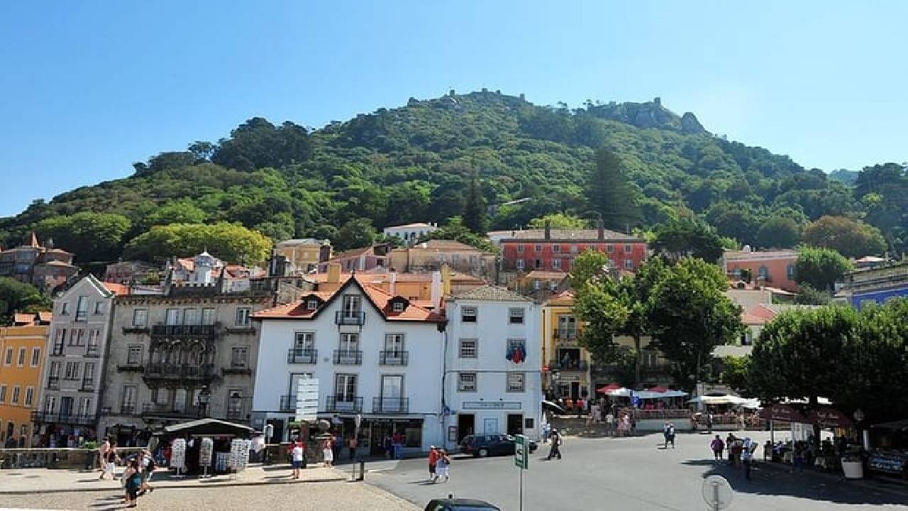 Lisbon: Guided tour of Sintra, Pena, Cabo da Roca & Cascais