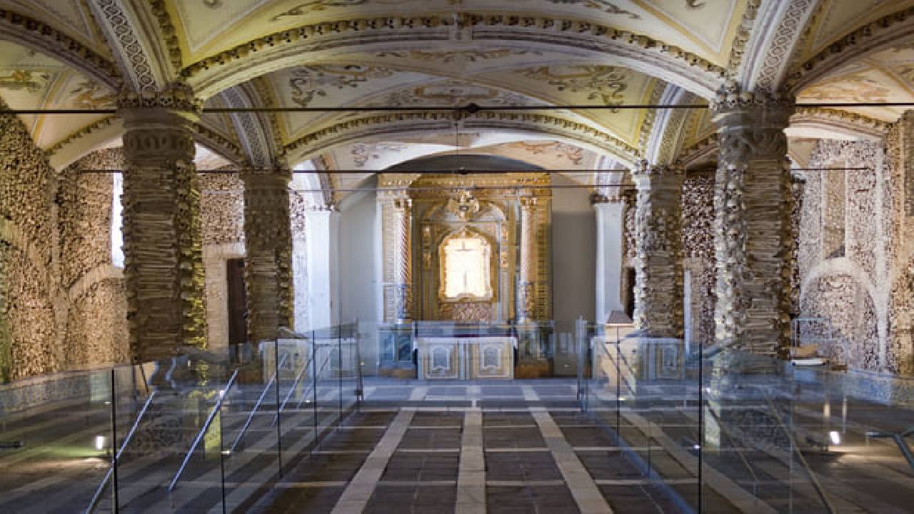 From Lisbon: Évora, Cathedral, Bones Chapel & Wine Tasting