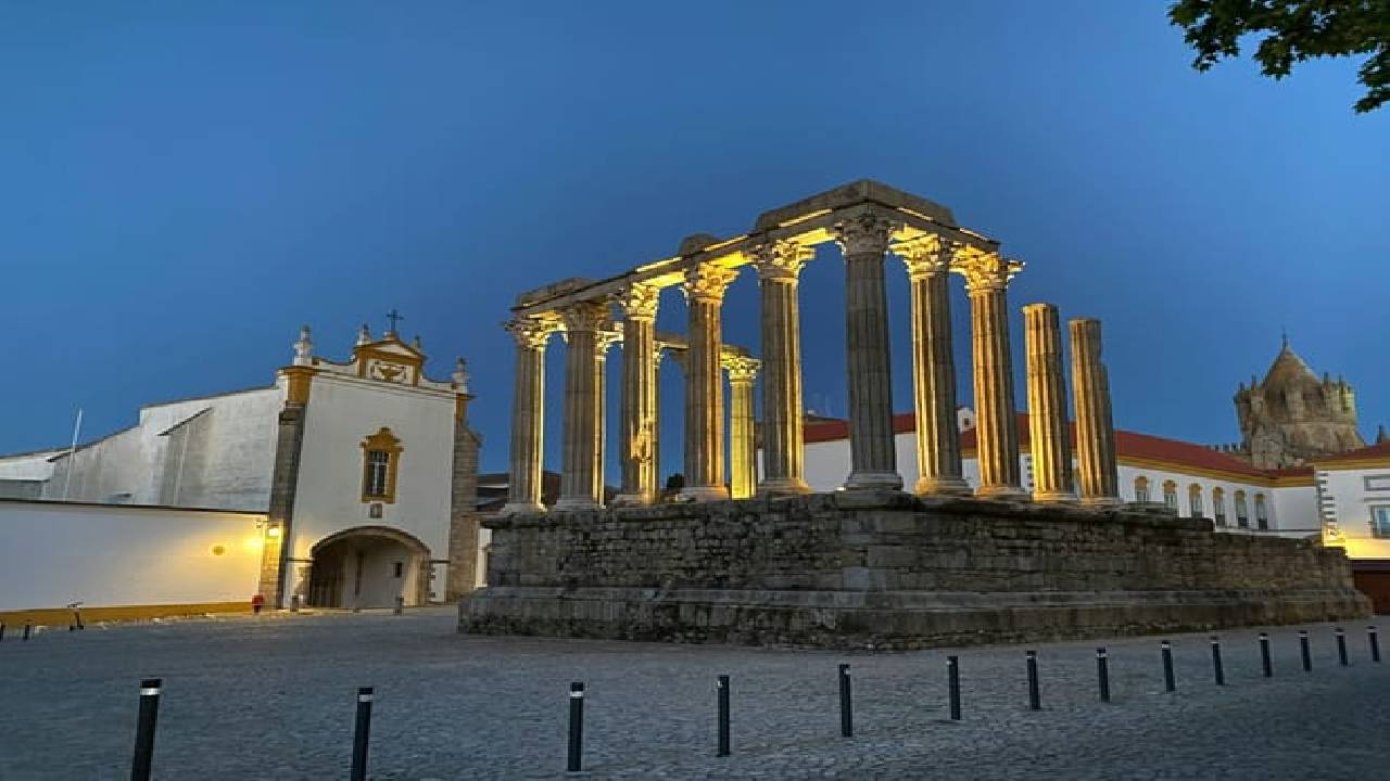 From Lisbon: Évora, Cathedral, Bones Chapel & Wine Tasting