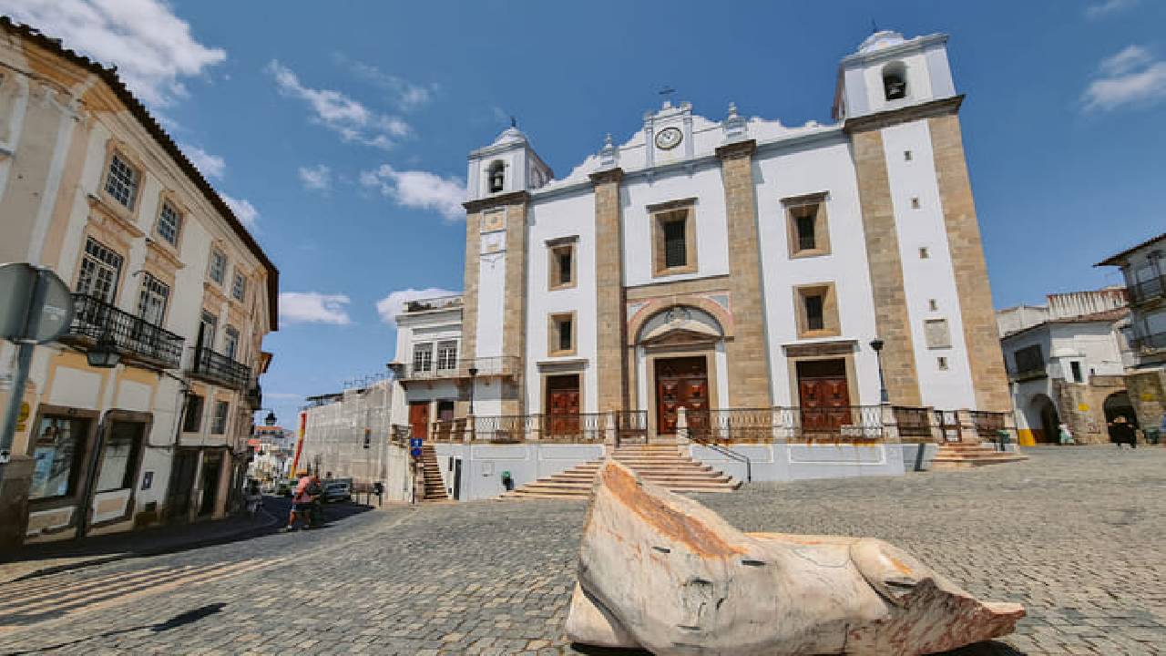 From Lisbon: Évora, Cathedral, Bones Chapel & Wine Tasting