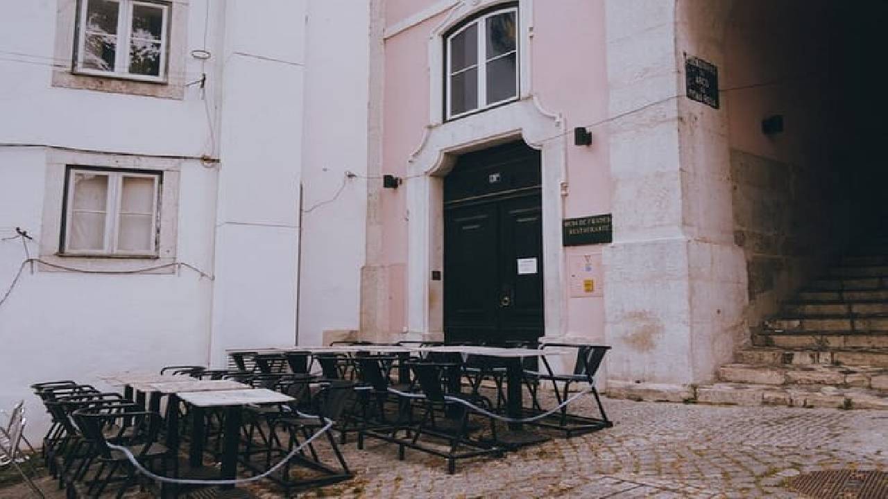 Mesa de Frades: Dinner in Lisbon–Portuguese live music–Fado Show