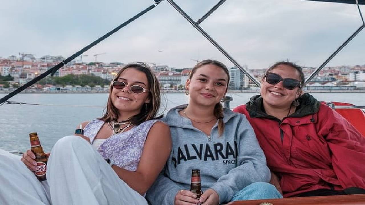 Discover Lisbon: Sunset Tagus River Sailing Tour