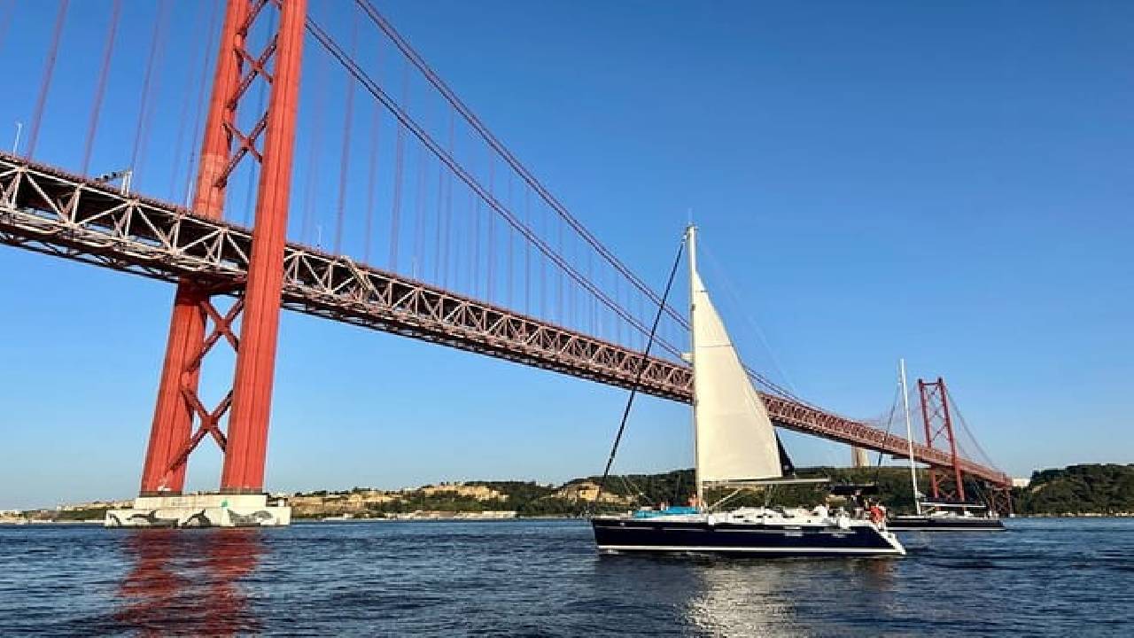 Discover Lisbon: Sunset Tagus River Sailing Tour