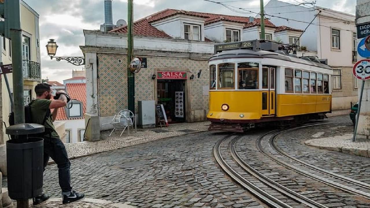 Lisbon Walking Tour with a Photographer - Morning Edition