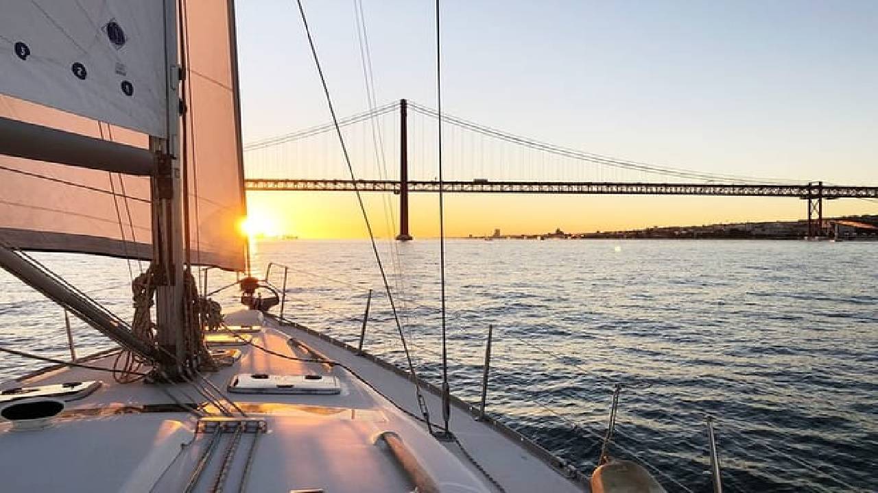 Lisbon: Private Sailing Tour Along the Tagus River