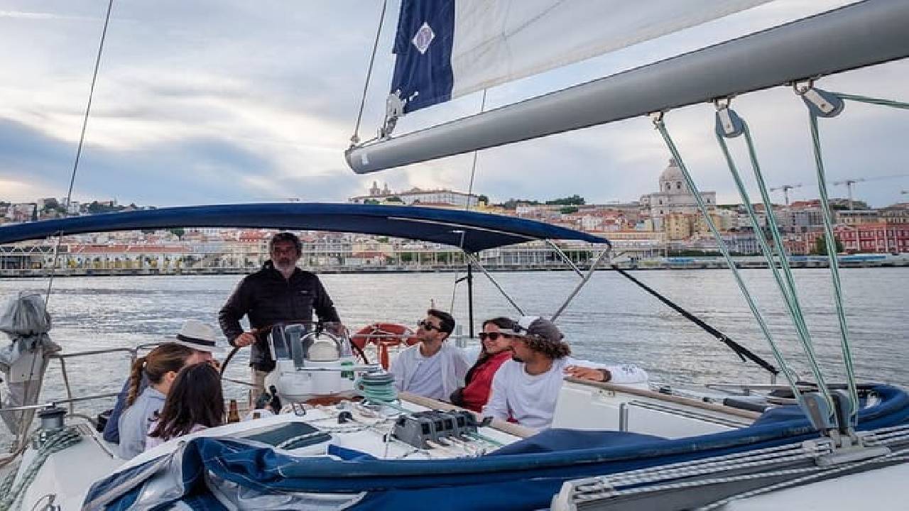 Lisbon: Private Sailing Tour Along the Tagus River