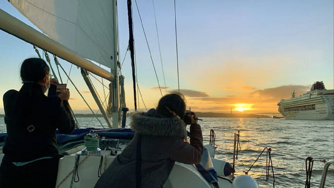 Lisbon: Private Sunset Sailing Tour
