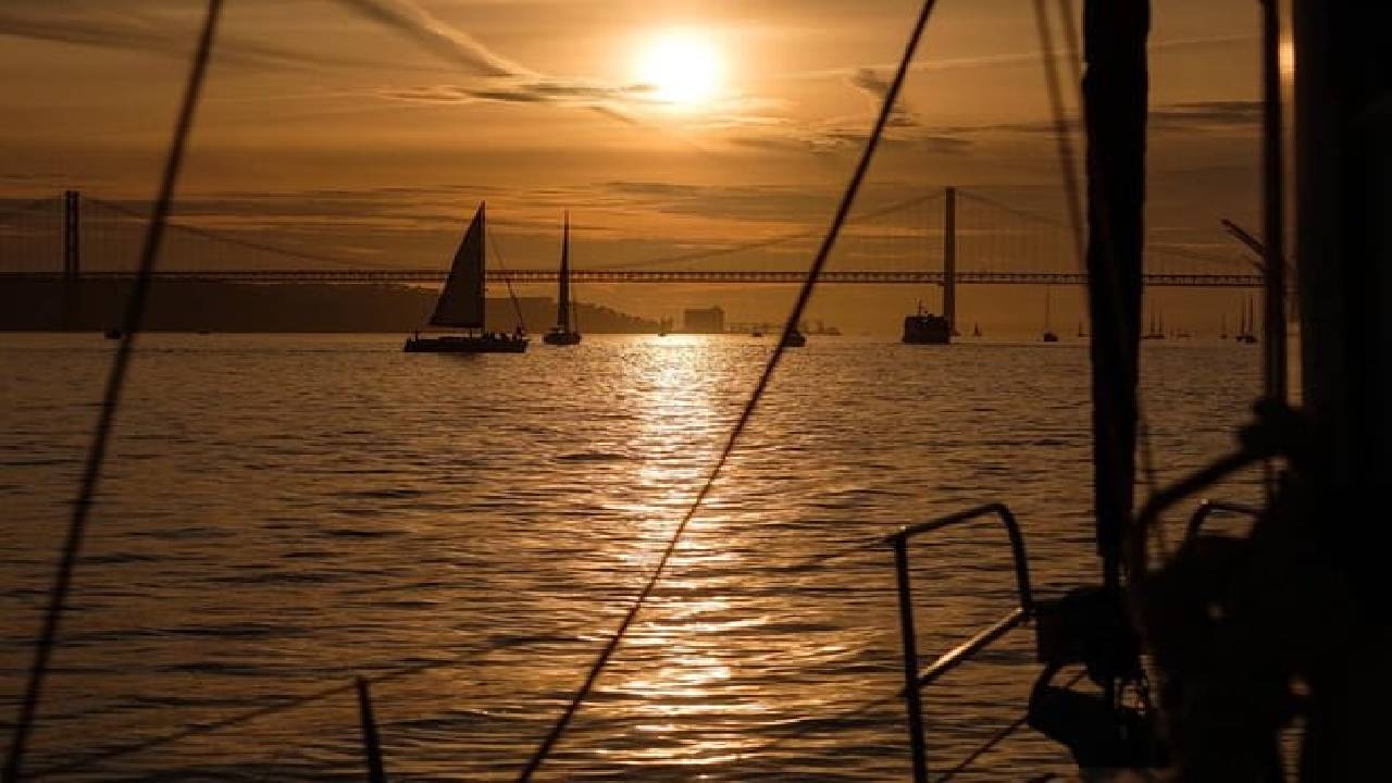 Lisbon: Private Sunset Sailing Tour