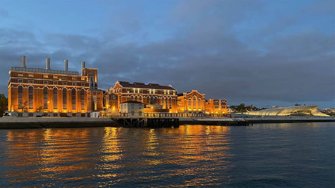 Lisbon: Private Sunset Sailing Tour