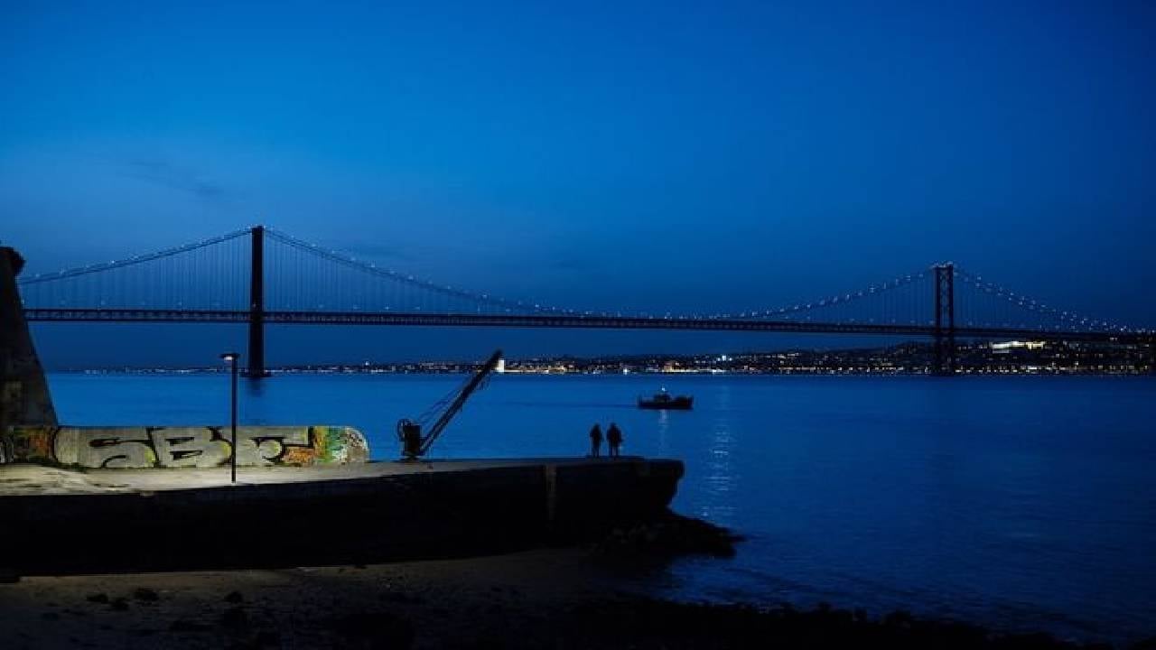 Private Tour - Discover Cacilhas with a Photographer