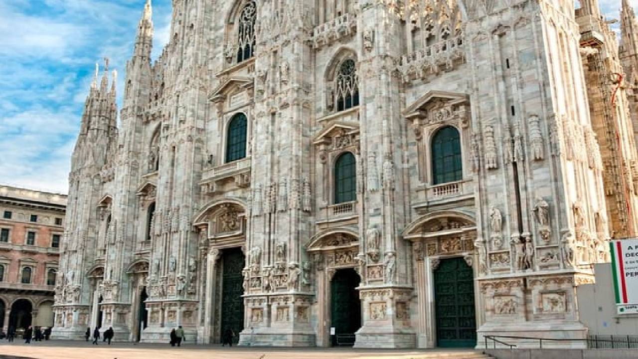 Milan Super Saver: Skip-the-Line Duomo & Rooftop Guided Tour