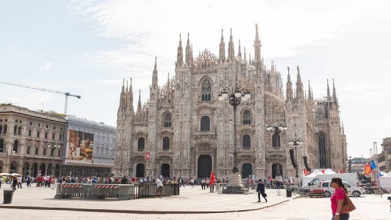 Milan Super Saver: Skip-the-Line Duomo & Rooftop Guided Tour