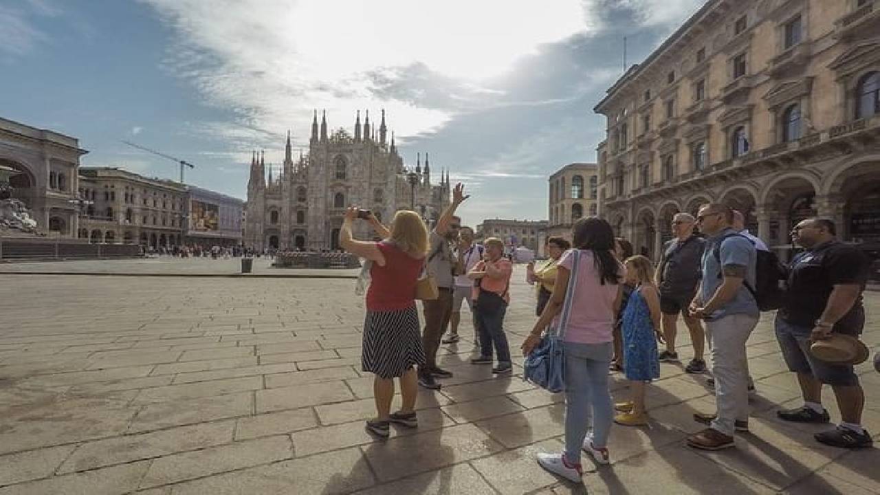 Milan Super Saver: Skip-the-Line Duomo & Rooftop Guided Tour
