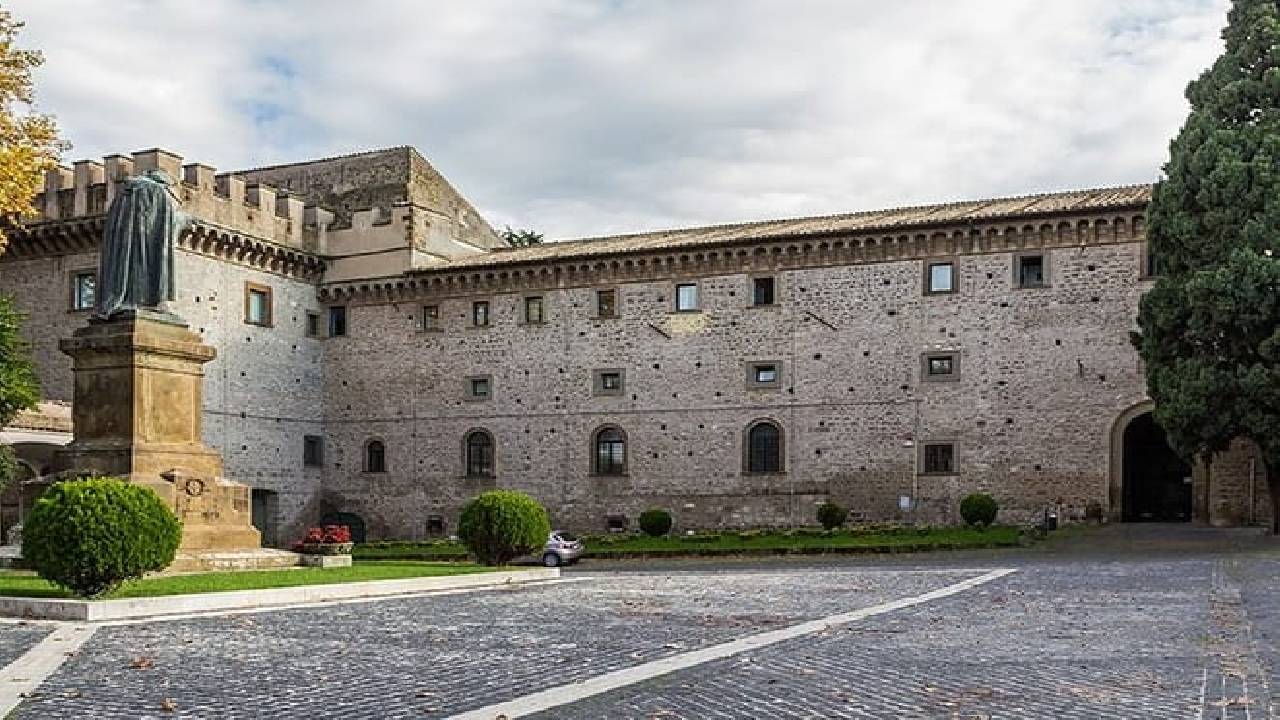 Surroundings of Rome on Vespa