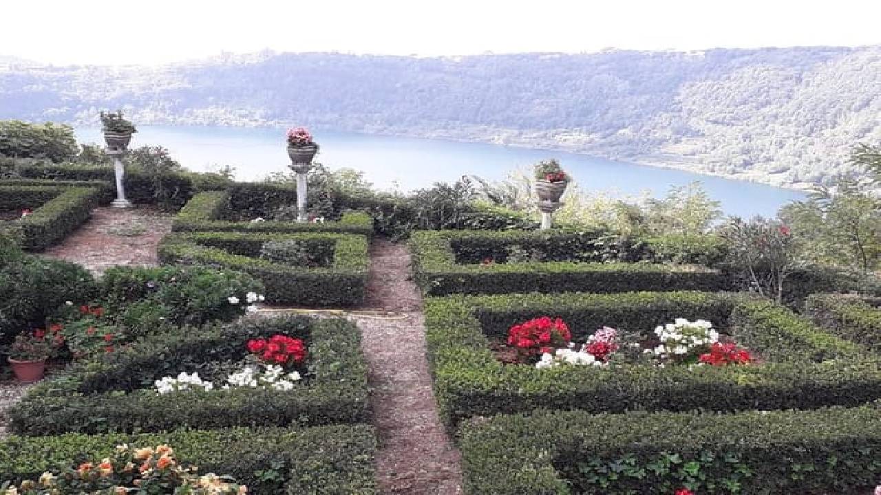 Surroundings of Rome on Vespa