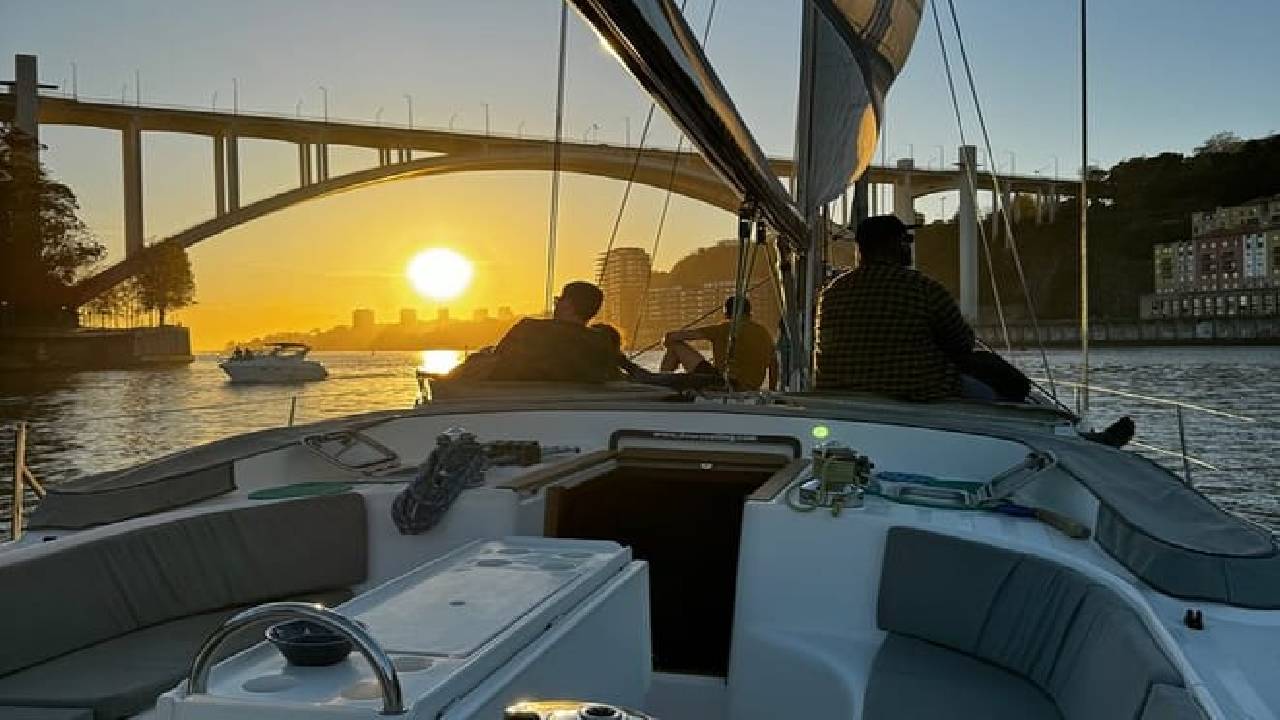 Porto: Boat Tour by the Douro River with Wine and Snacks included